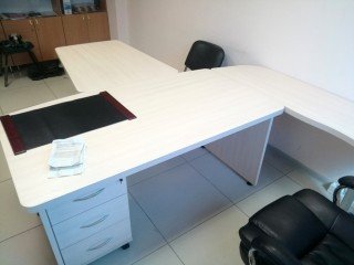 Офисный стол для кабинета с тумбой и приставками